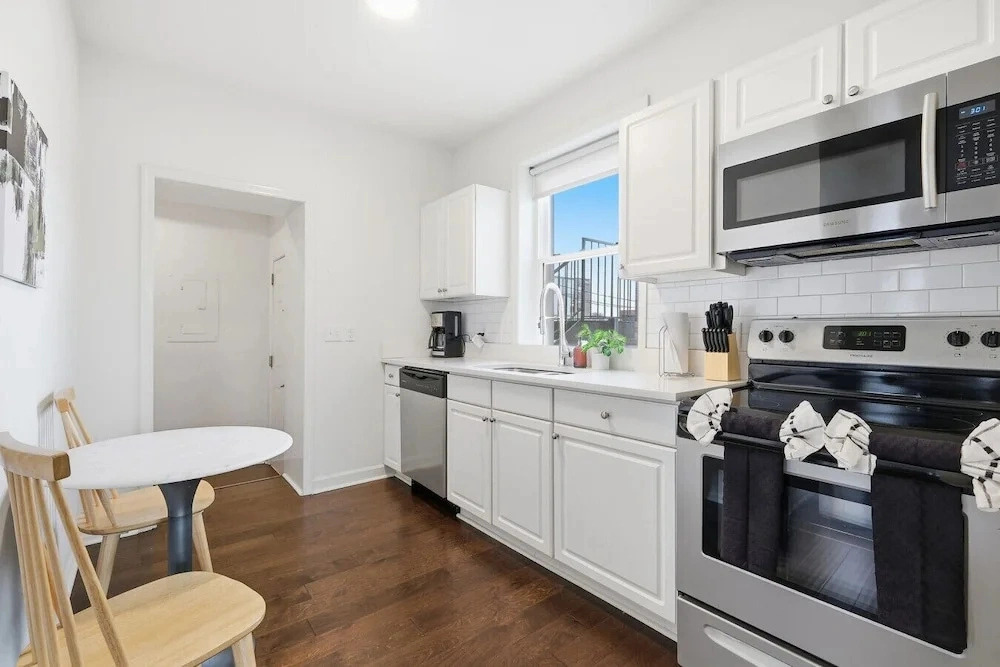 Bright 3BR Aptclose to Universities Parking