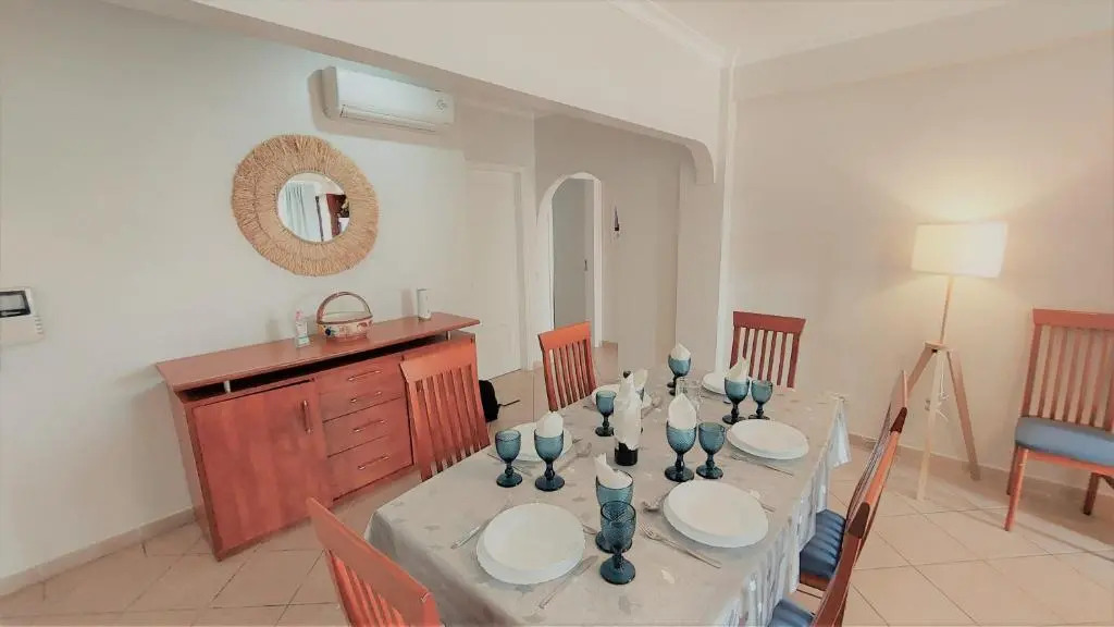 3 bedroom apartment in Oura Albufeira with amazing pool at walking distance to beach, strip and old town, WIFI and AC, private condo