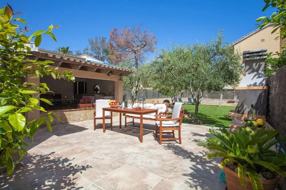 Roses in Alc dia With 4 Bedrooms and 2 Bathrooms