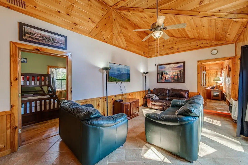 Blueridge Retreat Private 4 BDR Cabin Sleeps 10!