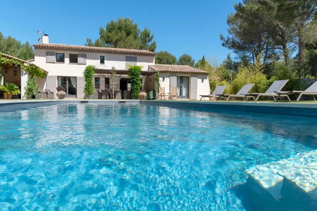 Bâtisse provençale avec piscine privée au coeur du Luberon et du village de Lourmarin, 10 personnes LS2-385 NOUVIAGE