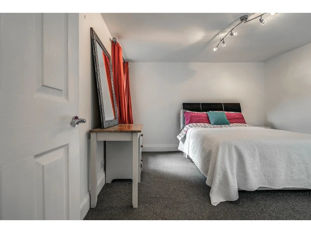 Bright, Spacious 1BR Chorlton Apt for 2 W/patio