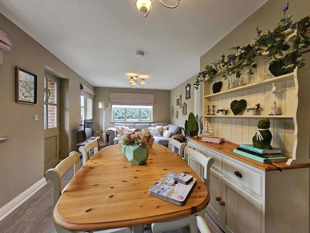 Cottage - Sleep 4, Pet Friendly & Enclosed Garden