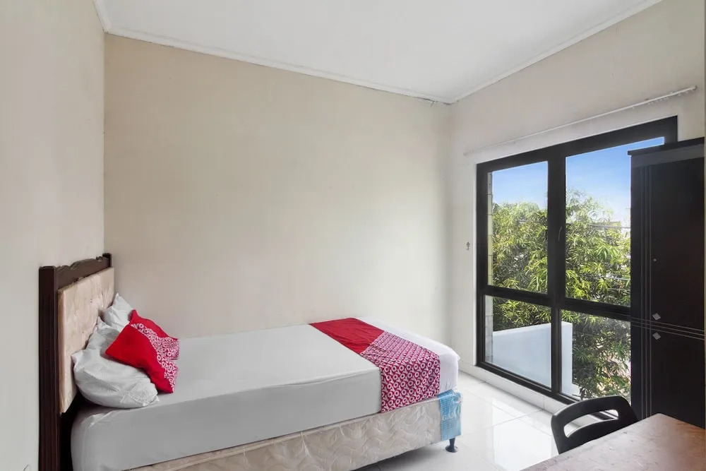 OYO 93500 Rizki Residence TOS Syariah Near PT Bank KB Bukopin Tbk
