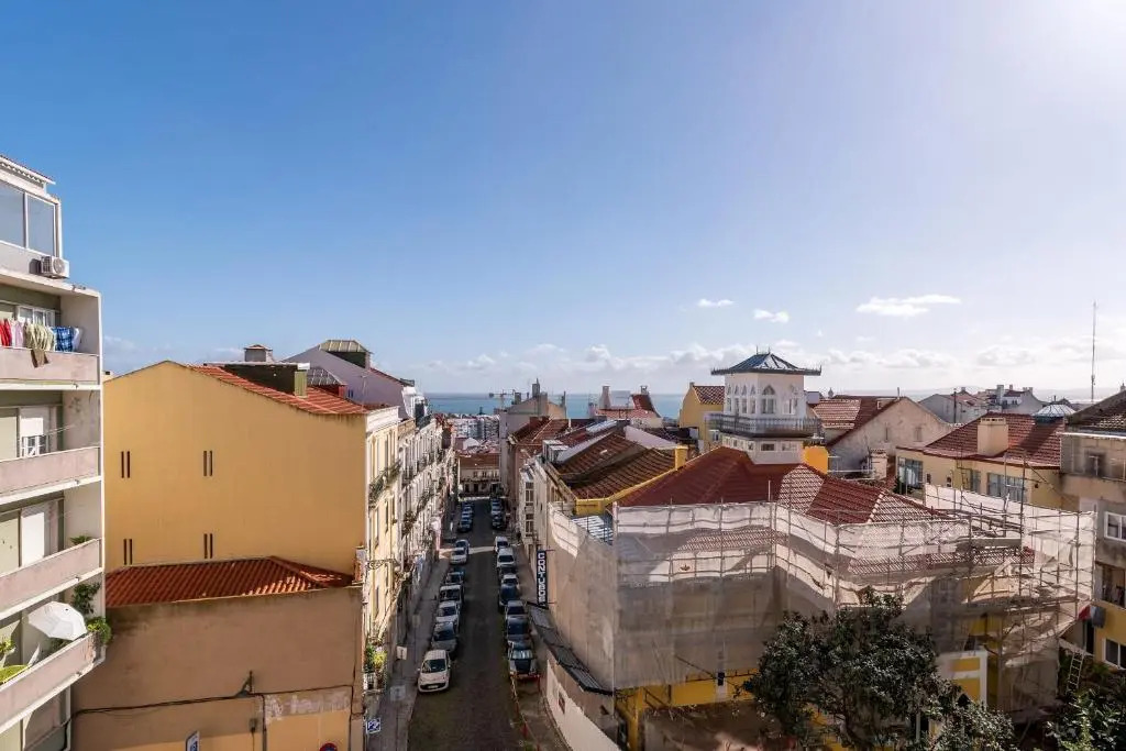 Bright Flat for 6 in Central Graça by GuestReady