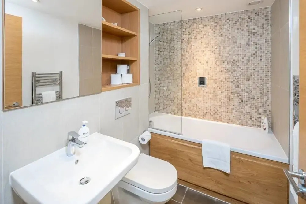 Modern 3 Bed, 2 Bath Flat W/garden in East Acton
