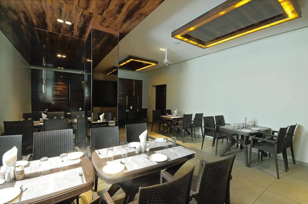 Hotel Apaar with Sea Face Garden Restaurant
