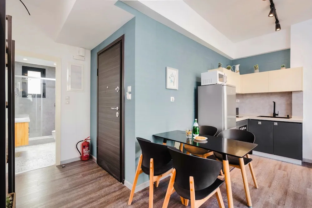Sanders Home Suites - Bright Downtown 2-bdr. Apt