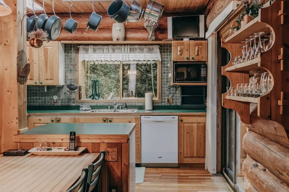 11sl - Wi-fi - No Pets Log Cabin - Sleeps 7 2 Bedroom Cabin by Redawning