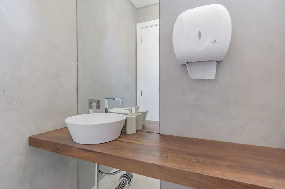 Apartamento no Centro com 3 su tes a 400m da Praia