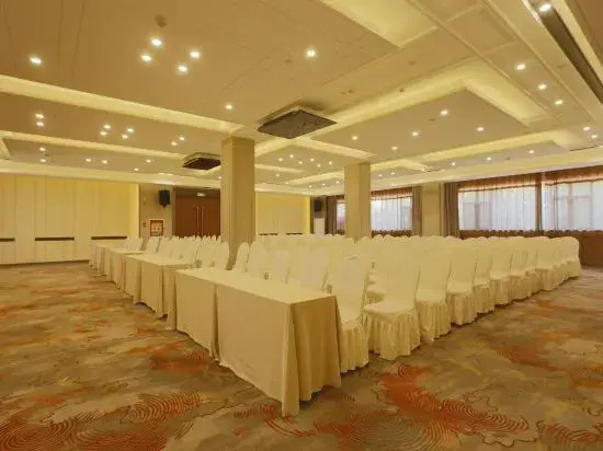 Yining Yili Huacheng Grand Hotel (People's Square)