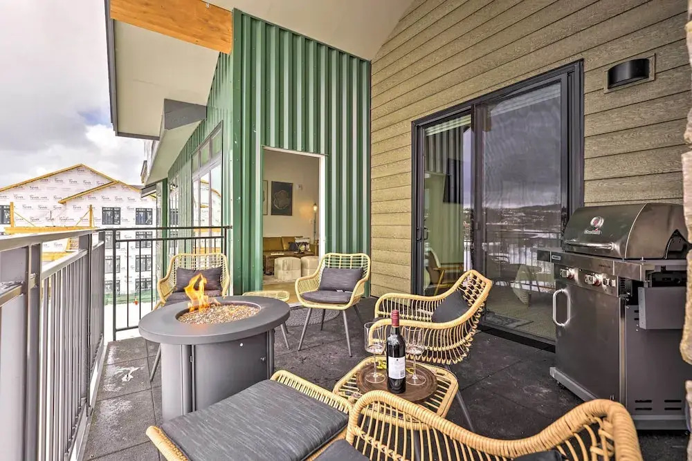 Condo w/ Mountain Views in Heart of Downtown!