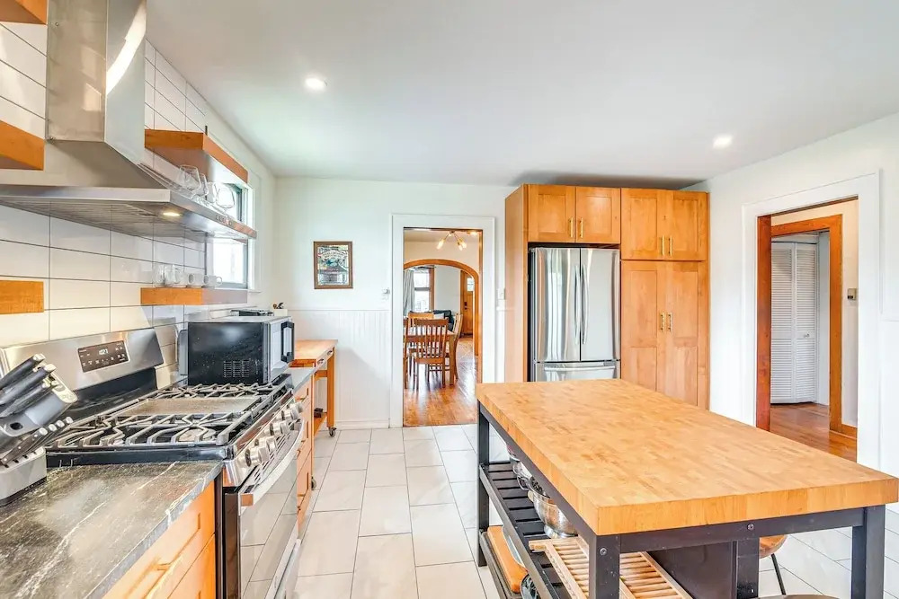 2 Mi to Pleasure Pier: Pet-friendly Gem w/ Yard