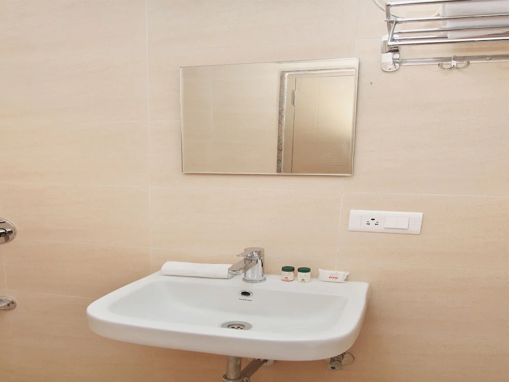 OYO 12465 SIRI Residency