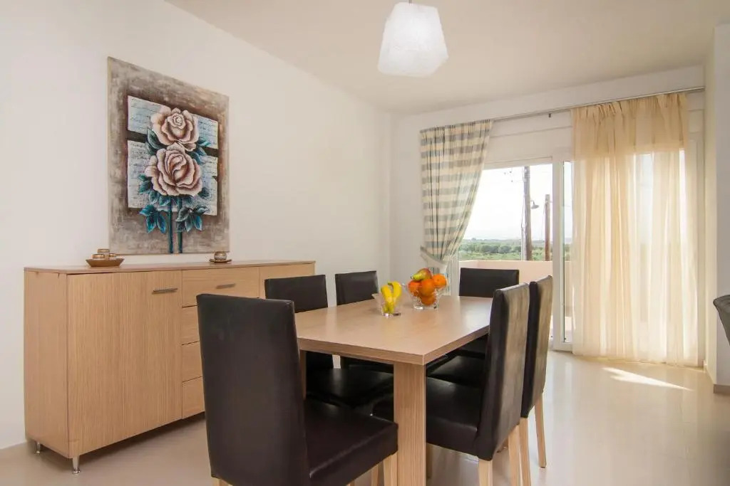 7 bedroom villa with pool, 700m from the beach
