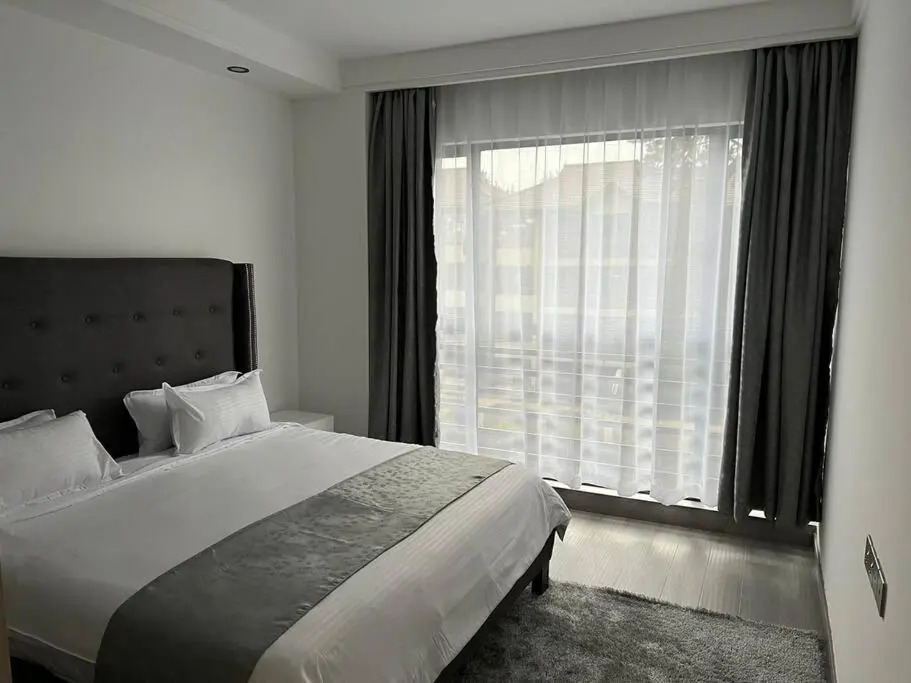 Lovely 2 br serviced apartment with pool