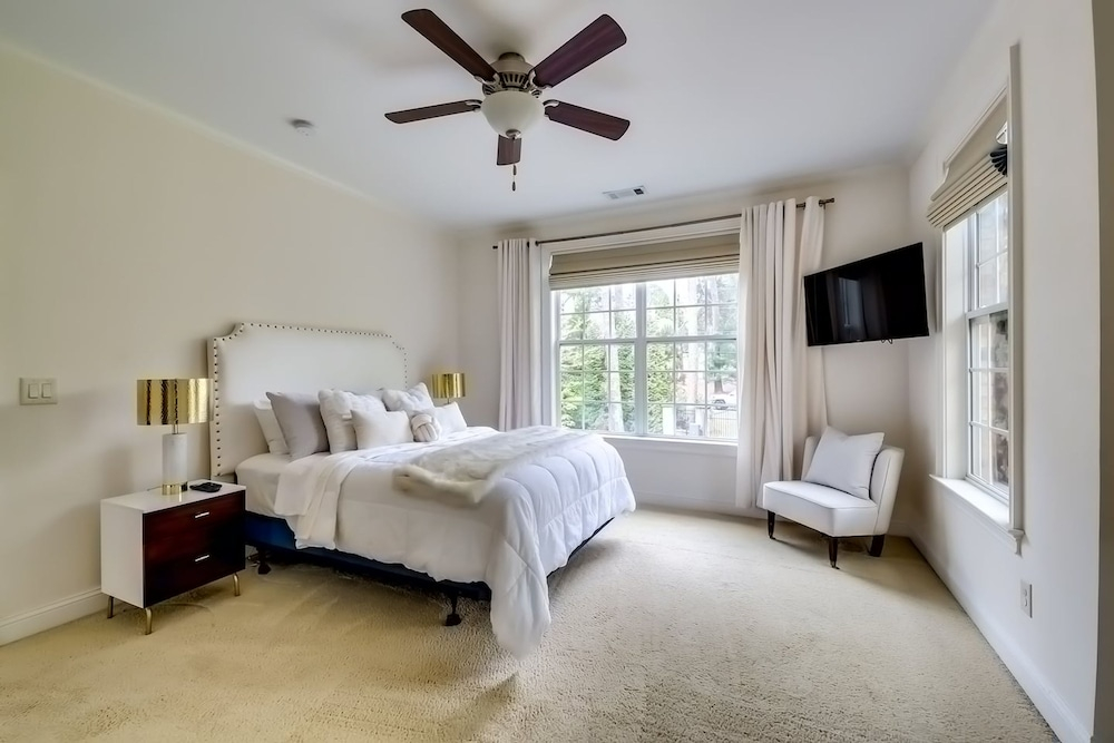Luxe Gated Fenced Buckhead 6BD 8 5bth Sleeps 12