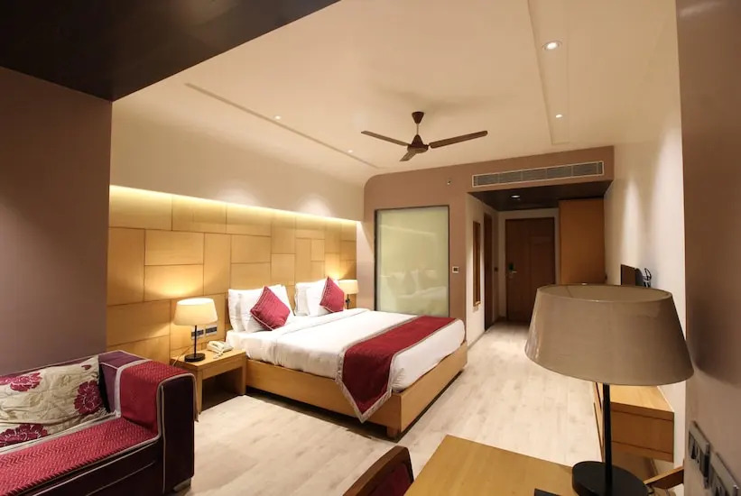 Hotel Charan Plaza