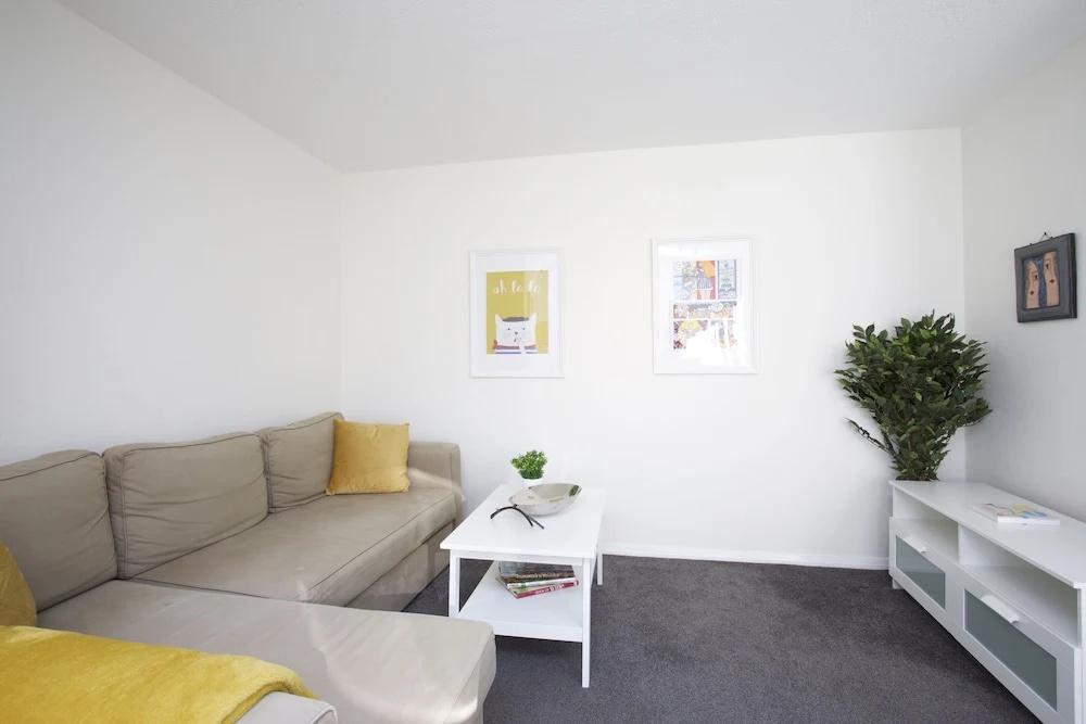 Sleek 2BD House with Garden Heart of Guildford