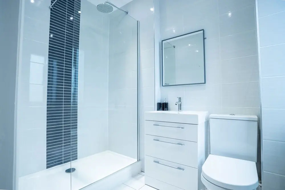 4 Bed Modern Home Balcony & Free Parking
