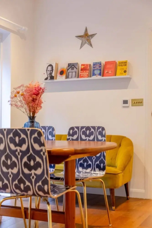 Charming 1 Bedroom Apartment in Shepherds Bush With Patio Area