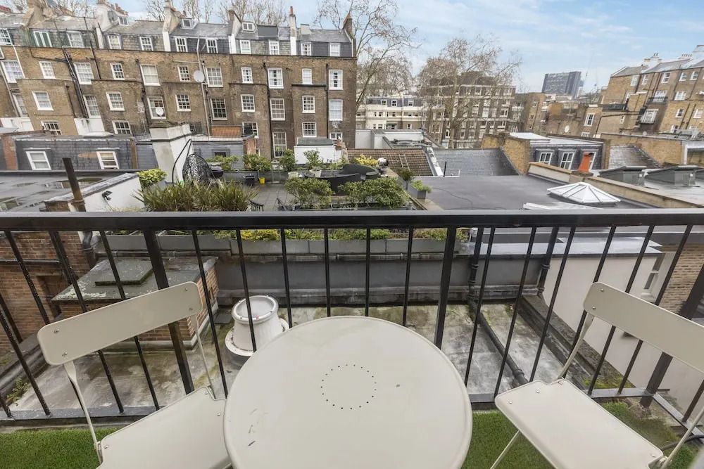 Modern 2BR flat minutes from Kensington Gardens