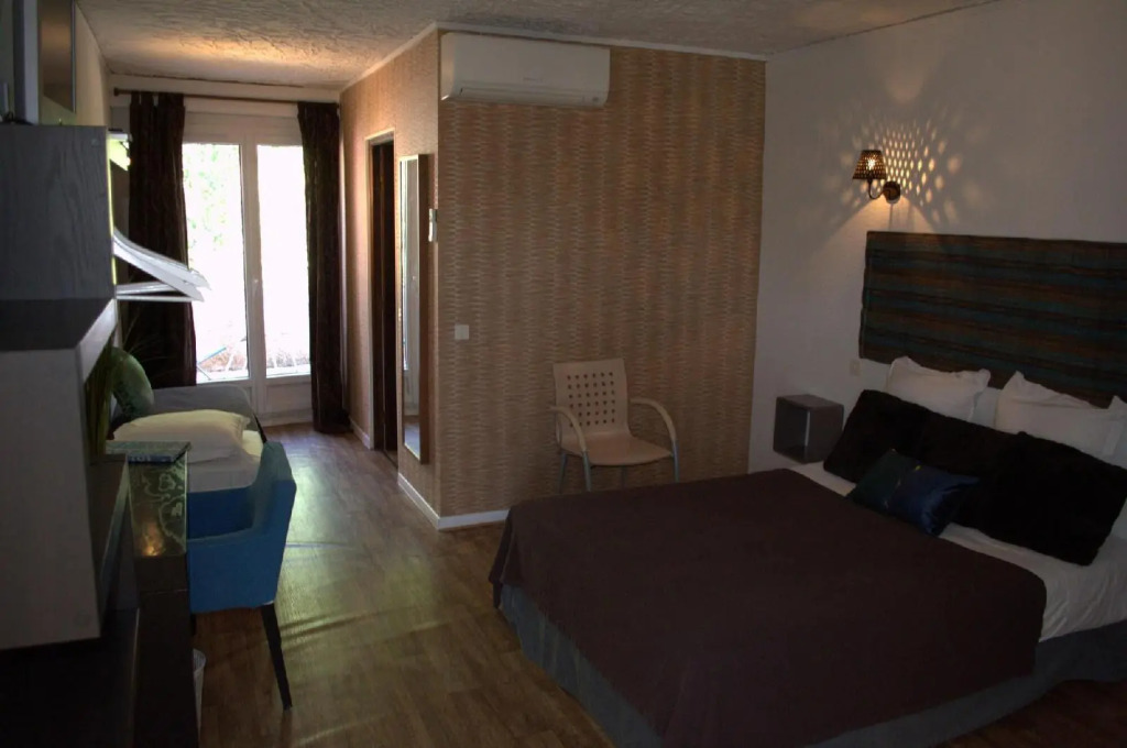 HOTEL 3 étoiles NN "LOU CIGALOUN"