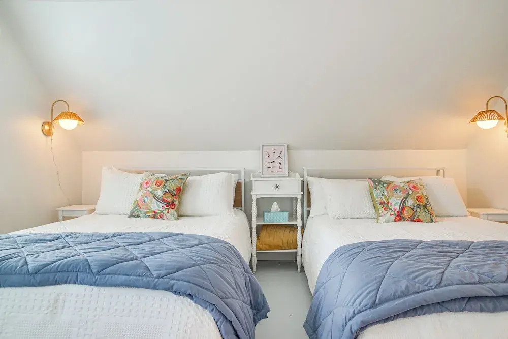 Walk to 2 Beaches! Group-friendly Pocasset Home