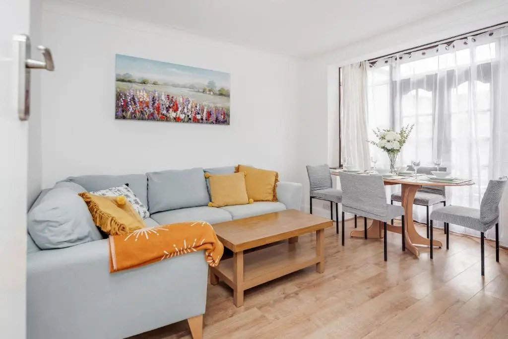 Lovely 4-bedroom House Near Romford Station