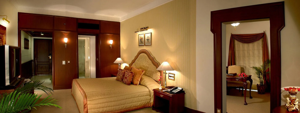 The Palms Town & Country Club - Resort