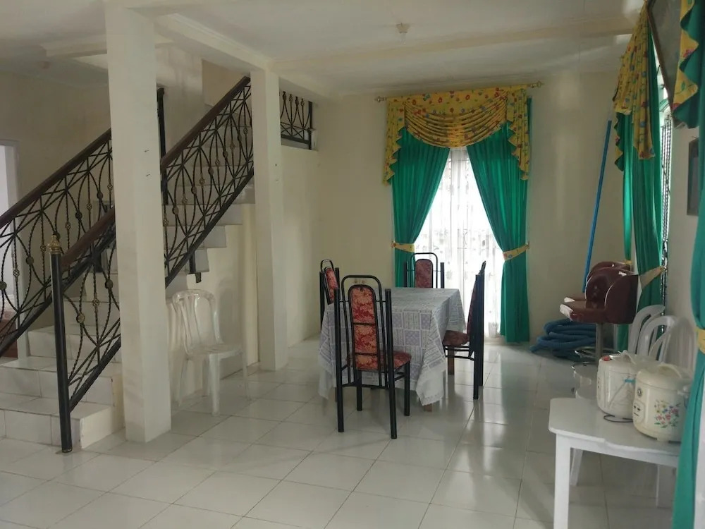 Villa Abdi Cipanas with Swimming Pool