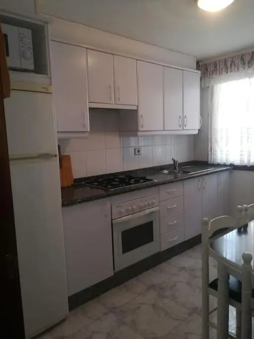 Apartamento en edificio nuevo, con piscina, vistas a la ría y al puerto, ESTANCIA MÍNIMA 14 noches, perfil familiar, no se admiten grupos de jovenes