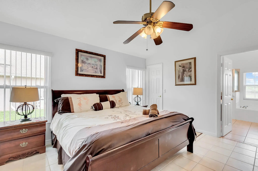 IC2539OL - 4 beds pool home - Water view