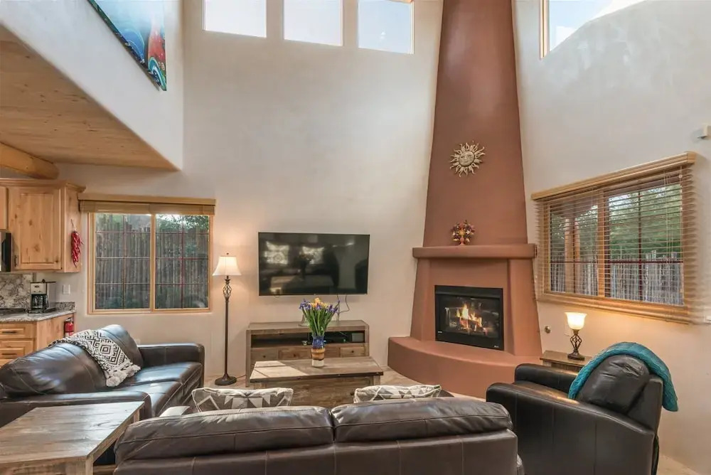 Linda - Stunning Contemporary Home, Walk to The Plaza