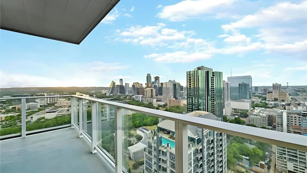 The Emma Penthouse 29th Floor + Incredible Views Rooftop Pool & Gym 1 Block to Rainey Street Avantstay