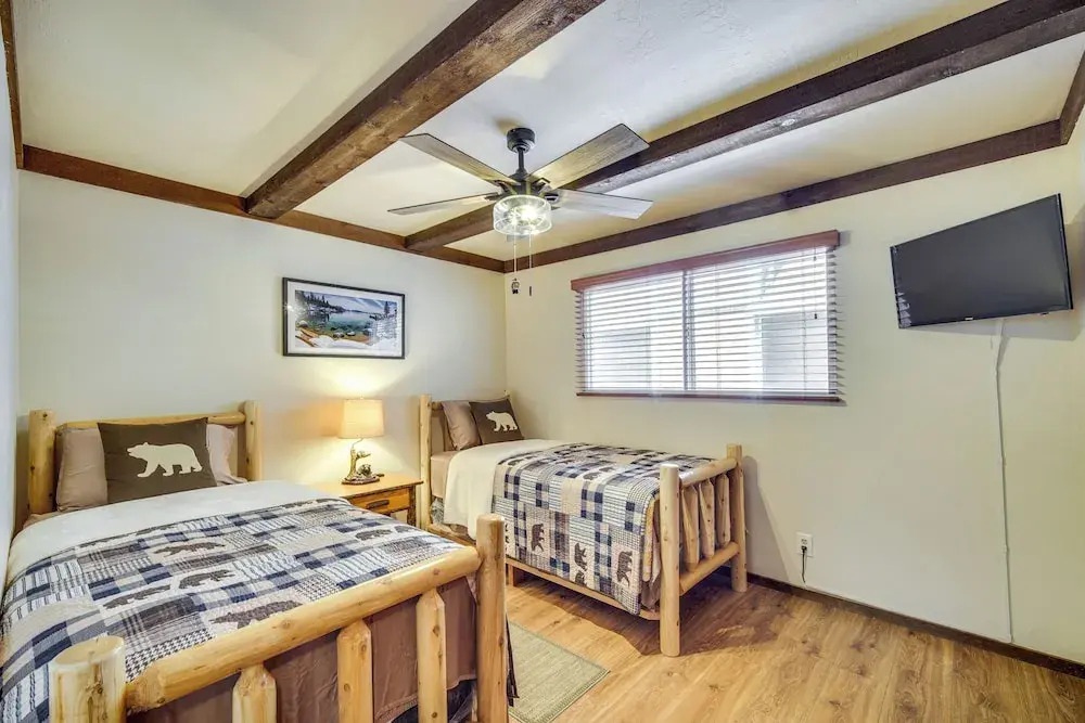 2 Mi to Snow Summit Skiing: Big Bear Cabin w/ Deck