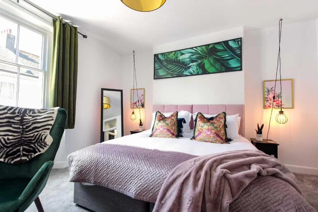 Heart of Barbican 5 bedroom 4 bathroom Boutique House with roof terrace