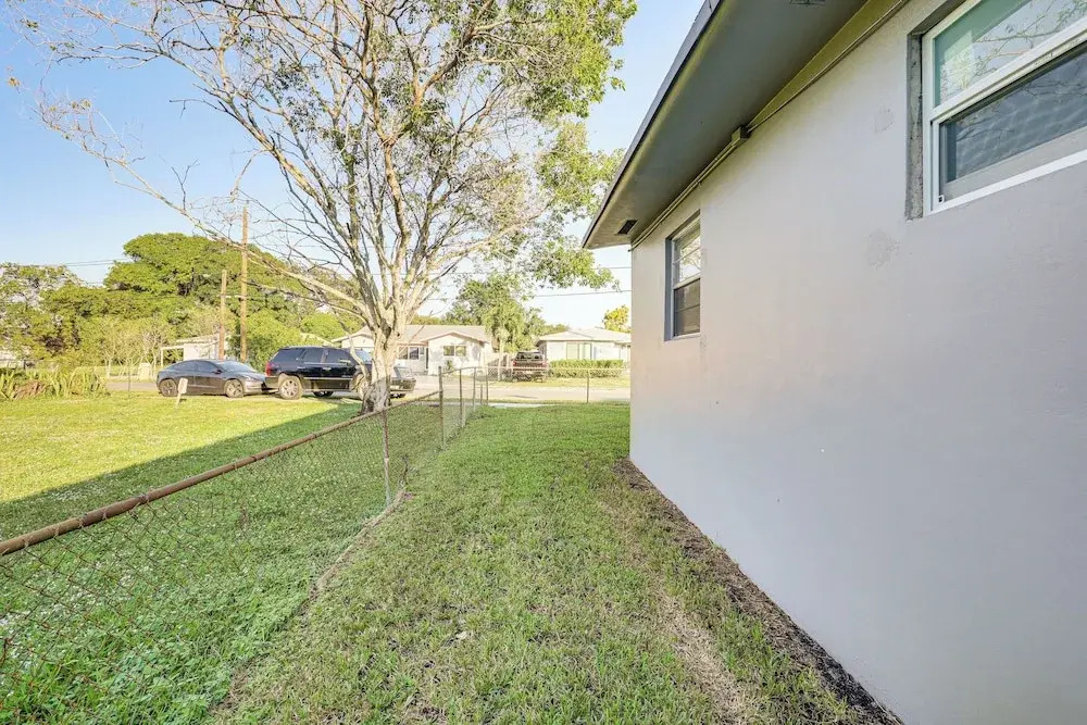 3 Mi to Port Everglades: Modern Getaway w/ Yard
