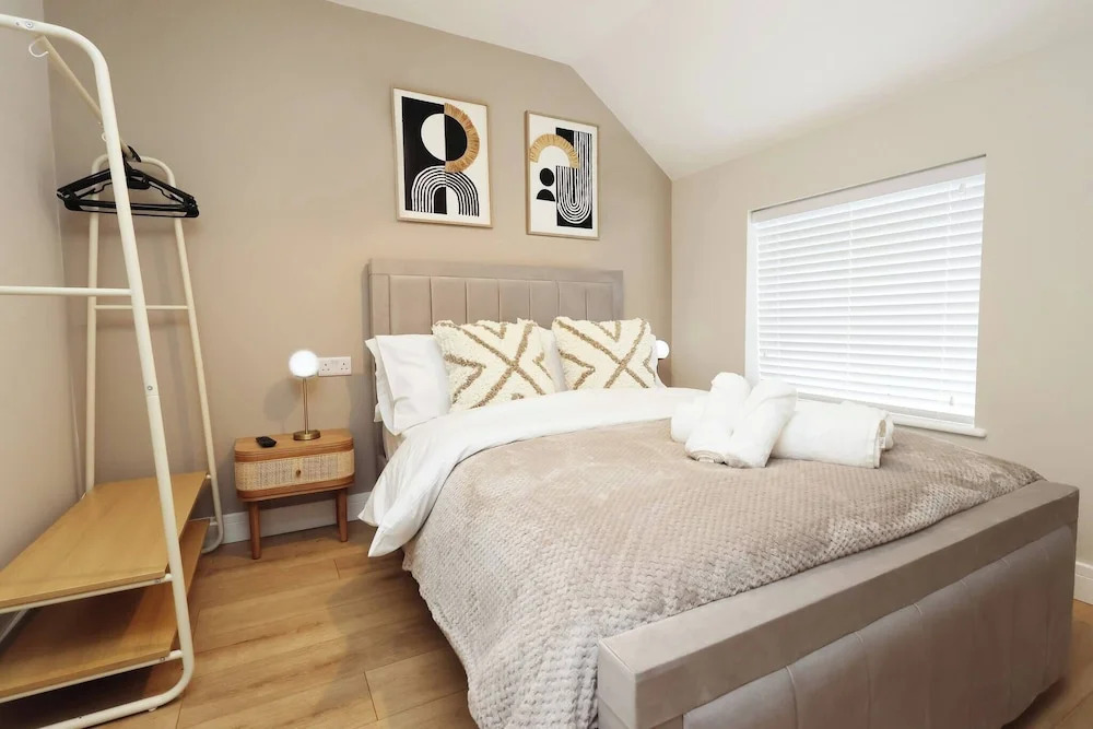 Modern 5BR Home new