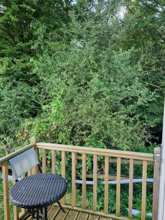 Glamping Hut - Sleeps 2 hot tub & parking