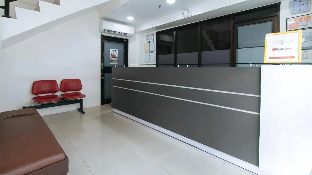 RedDoorz Plus at Evangelista Street Makati