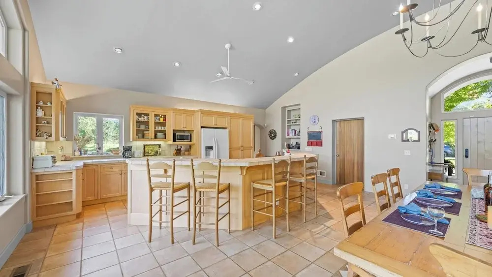 Vineyard Estate w/ Pool, Spa & Bocce Ball + Mins to Wineries & Park Lawndale Manor by Avantstay
