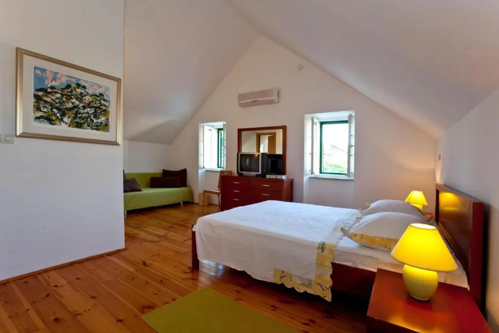 Villa Bonaca - Heated Pool, Harbour Views & Steps to Sea I Sumartin, Brač