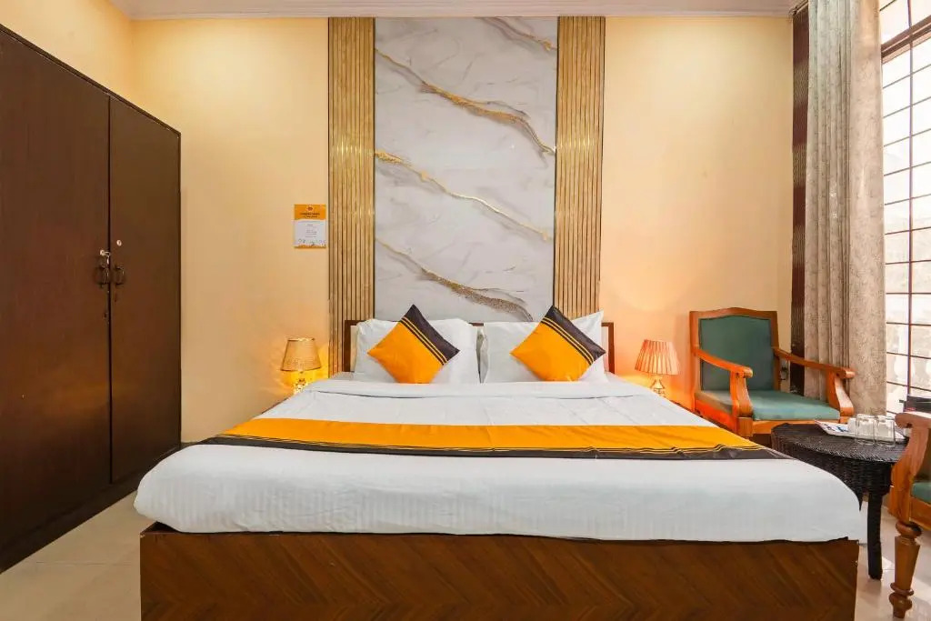 Itsy Hotels Saina Stay Near 32 Milestone