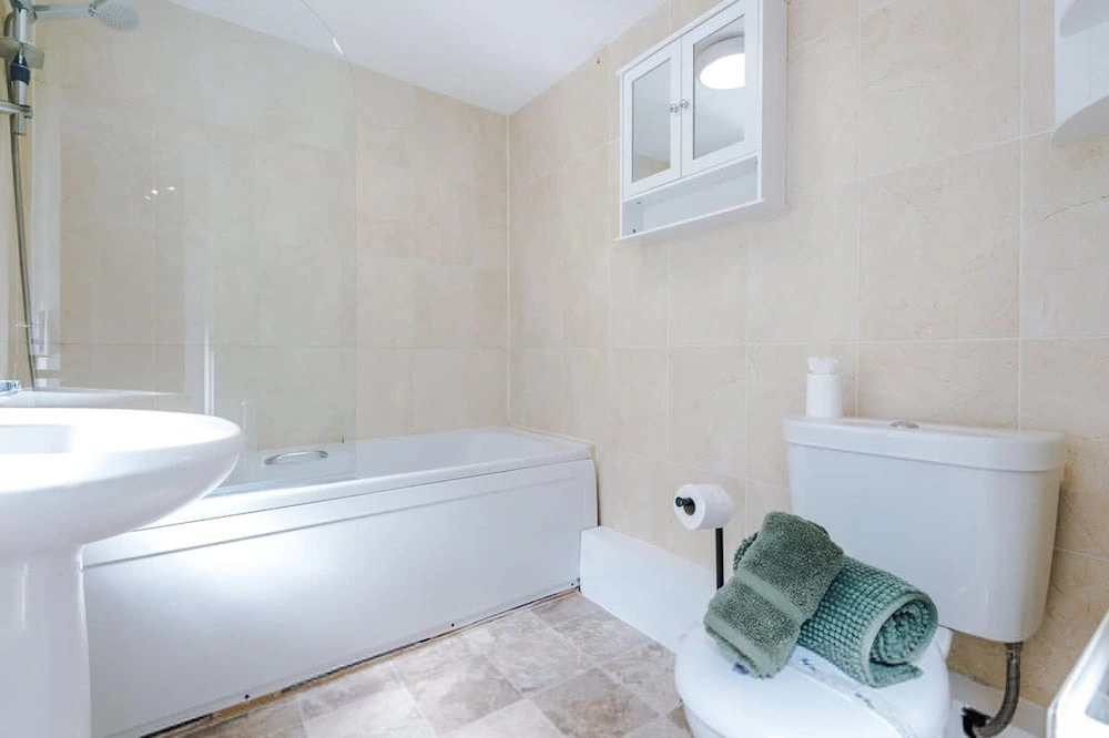 NEW Spacious Home Ideal for Groups Free Parking