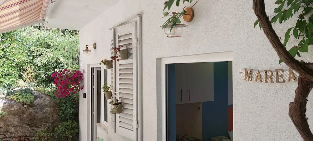 Studio Apartments Roza - A Charming Oasis in the Centre of Makarska