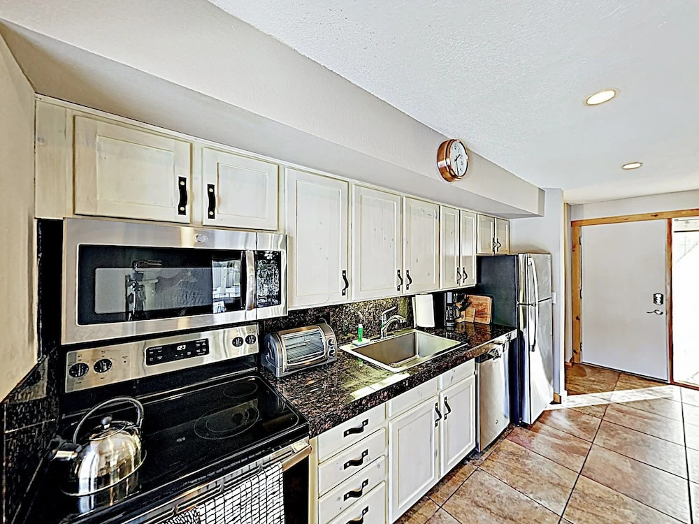 New Listing! Stylish Updated Ski W/ Hot Tubs 2 Bedroom Condo