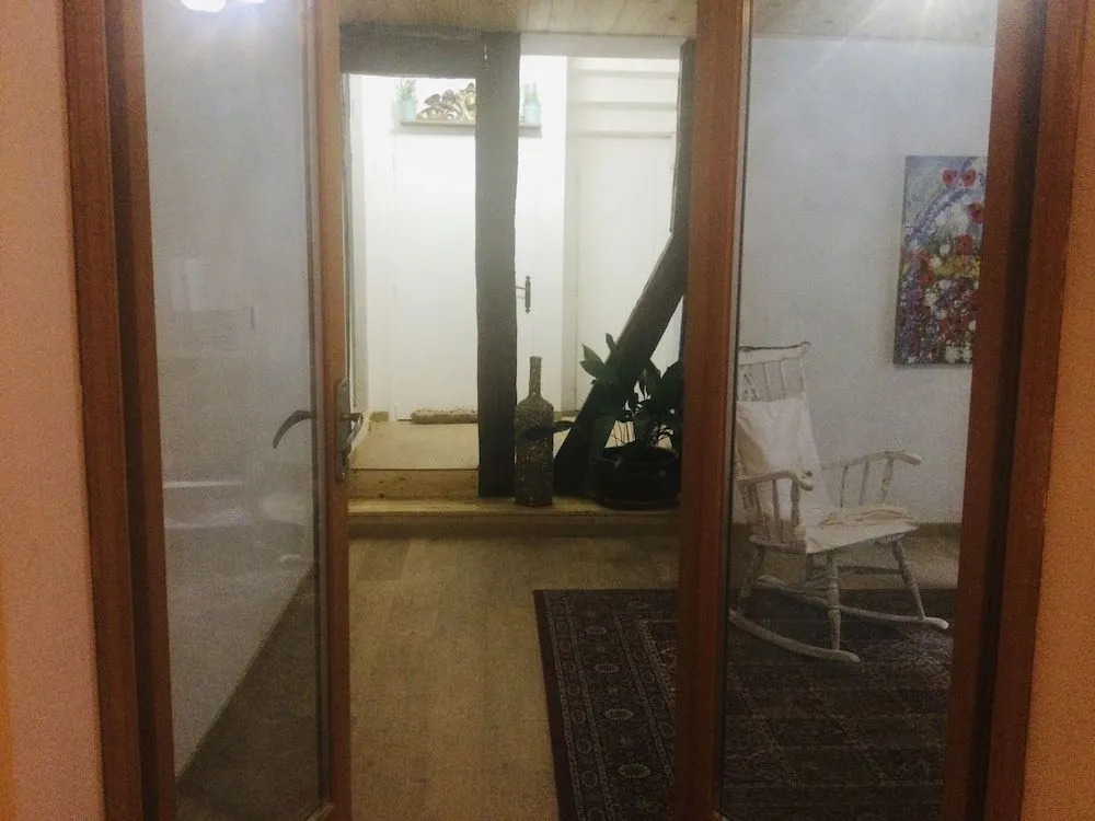 Hôte Labyrinthe lit 180 cm salle de bain, petit dej compris