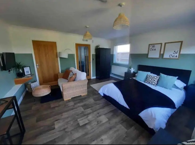The Cwtch,Self Contained Coastal Annex Freshwater (Adults Only)
