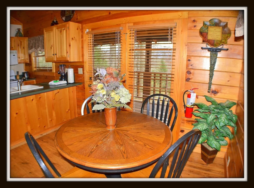 Priscilla Heights Lane Cabin 3203 - 1 Br cabin by RedAwning